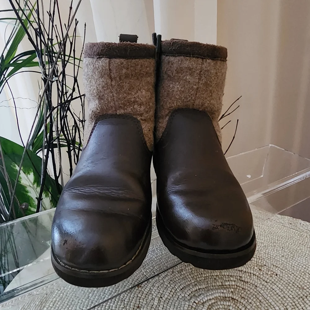 UGGS Bayson leather waterproof brown ankle boots wool snow zip unisex kid size 1